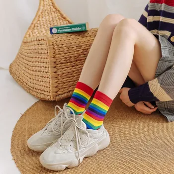 2019 Yeni Kadın Çorap Uzun Pamuklu Gökkuşağı Renk Çizgili Baskılı Yenilik Moda Bayan Sonbahar Çorap Görüntü 2