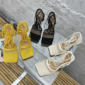2022 Yaz Yeni Seksi Sarı Örgü Sandalet Pompaları Kadın Kare Ayak Yüksek Topuk Lace Up Çapraz bağlı Stiletto İçi Boş Elbise Ayakkabı