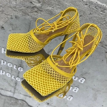 2022 Yaz Yeni Seksi Sarı Örgü Sandalet Pompaları Kadın Kare Ayak Yüksek Topuk Lace Up Çapraz bağlı Stiletto İçi Boş Elbise Ayakkabı Görüntü 2