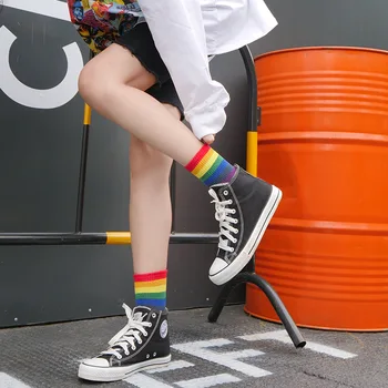 Kore tarzı moda Harajuku kadın çizgili gökkuşağı çorap sokak hip hop kaykay LGBT çorap kawaii kız çorap Görüntü 2