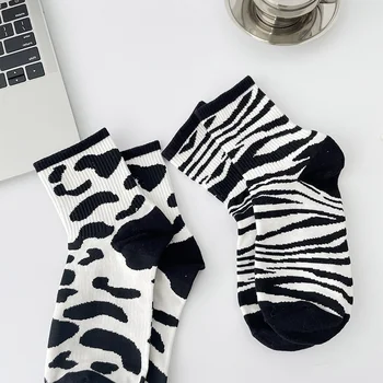 SP ve ŞEHIR Çizgili Zebra Süt Baskılı Kısa Çorap Kore Moda Rahat Pamuk Harajuku Çorap Serin kadın Orta Tüp Sonbahar Çorap