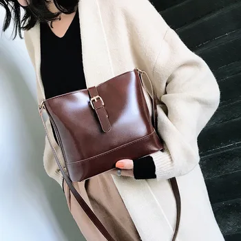 Yeni 2021 Vintage Kadınlar Deri Katı Kova Çanta Marka Lüks Bayanlar Moda seyahat omuz çantası Messenger Crossbody Çanta Görüntü 2